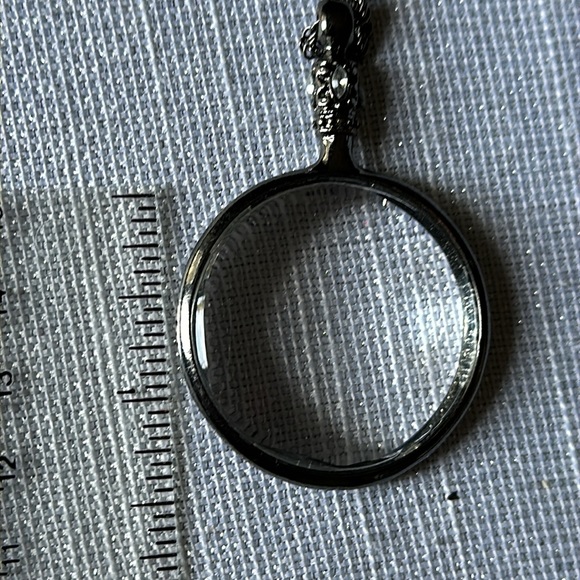 Magnifying glass pendant on chain - Picture 3 of 5